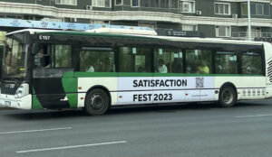 Реклама фестиваля Satisfaction на автобусе