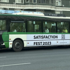 Реклама фестиваля Satisfaction на автобусе
